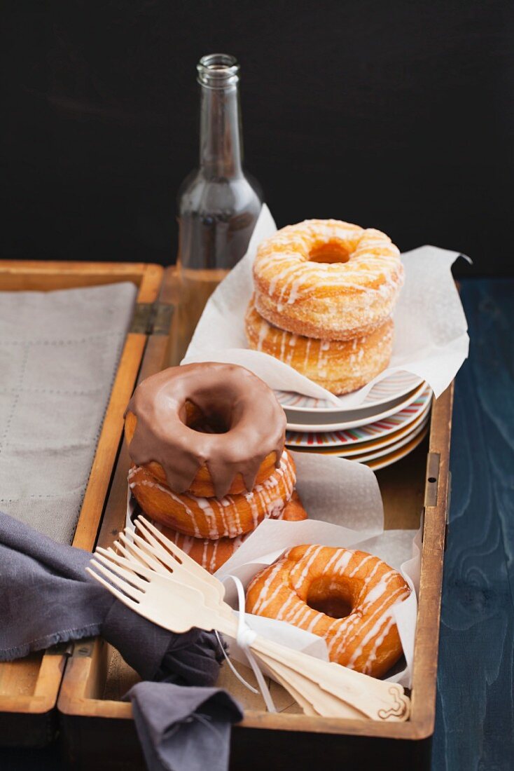 Mischung aus Donuts und Croissants in einer Holzkiste