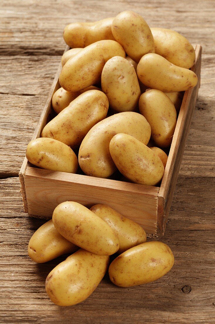 Kartoffeln der Sorte Charlotte in Holzkiste