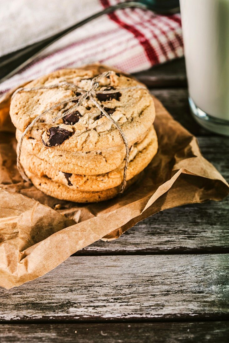 Gestapelte Chocolatechip Cookies auf Holztisch