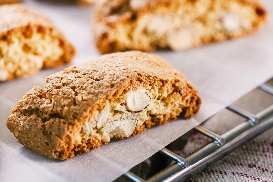 Cantuccini auf einem Abkühlgitter