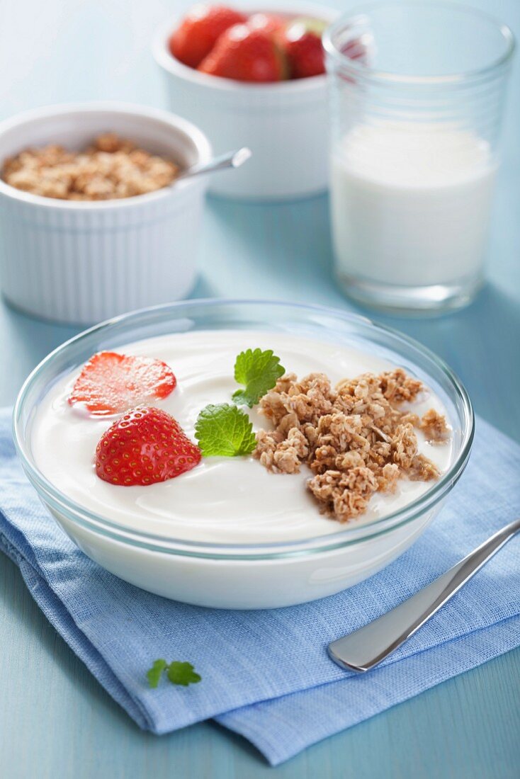 Yoghurt with cereal clusters and strawberries