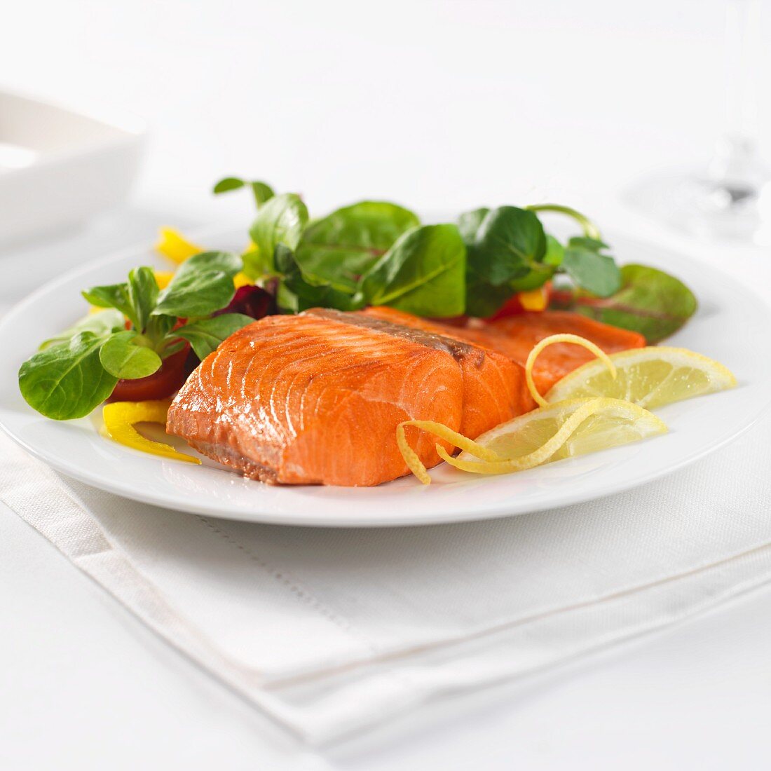 sockeye salmon with lemon and baby leaf salad