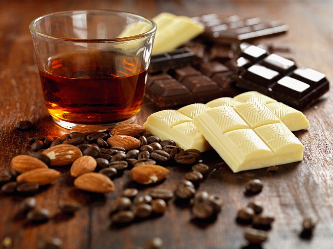 Zutaten für Trüffelpralinen: Mandeln, Kaffeebohnen, Schokolade und Rum