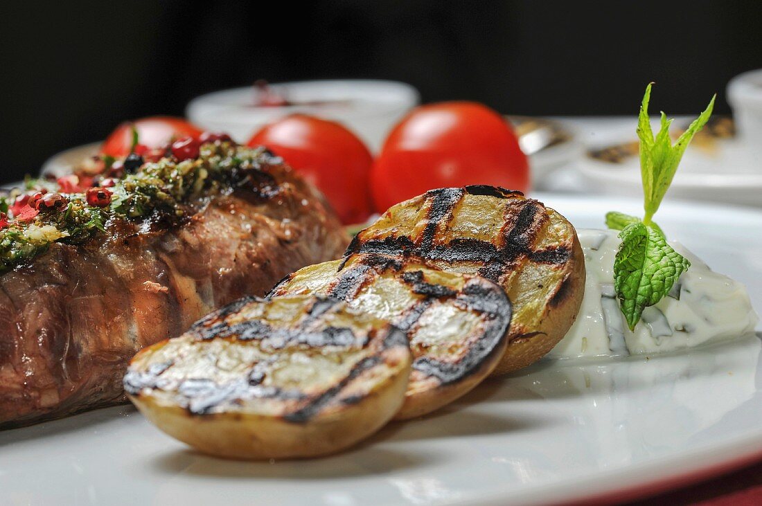 Gegrilltes Rindersteak mit Kräuterbutter und Kartoffeln