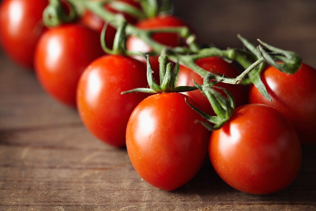 Vine tomatoes (close-up)
