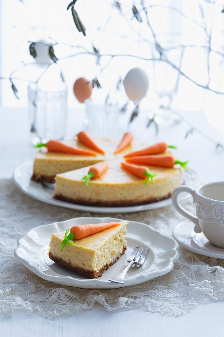 Käsekuchen mit Möhren zu Ostern