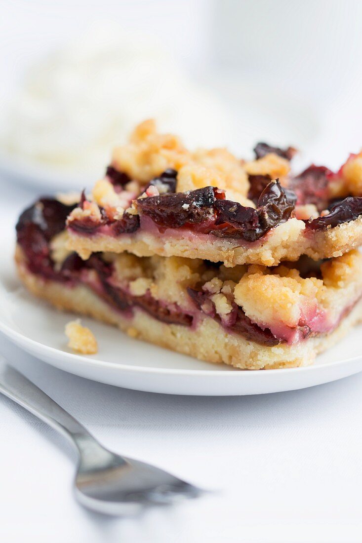 Zwei Stücke Pflaumen-Streusel-Kuchen