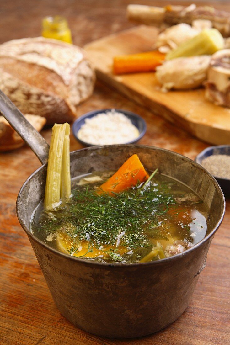 Hühnersuppe im Stieltopf