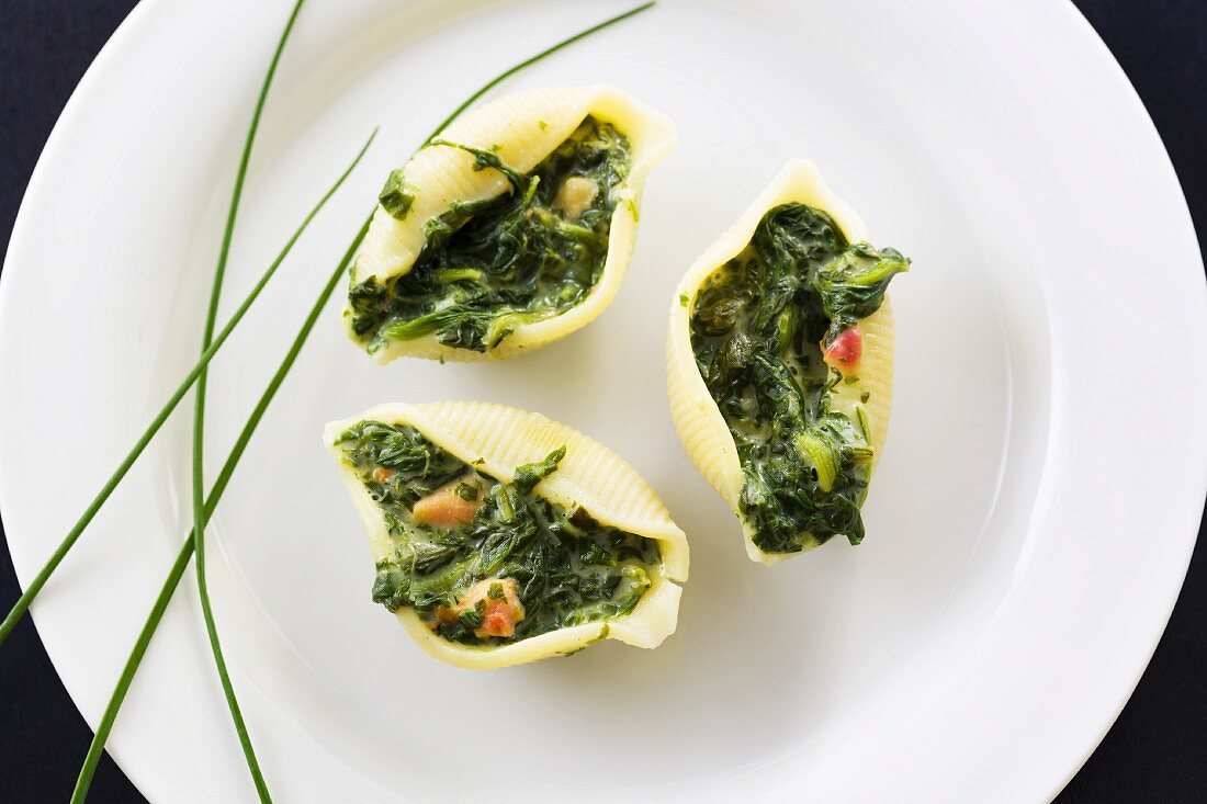 Shell pasta filled with spinach (view from above)