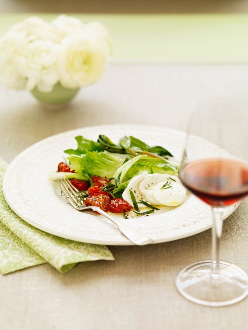 Blattsalat mit Tomaten, Mozzarella und … – Bilder kaufen – 11224556 ...