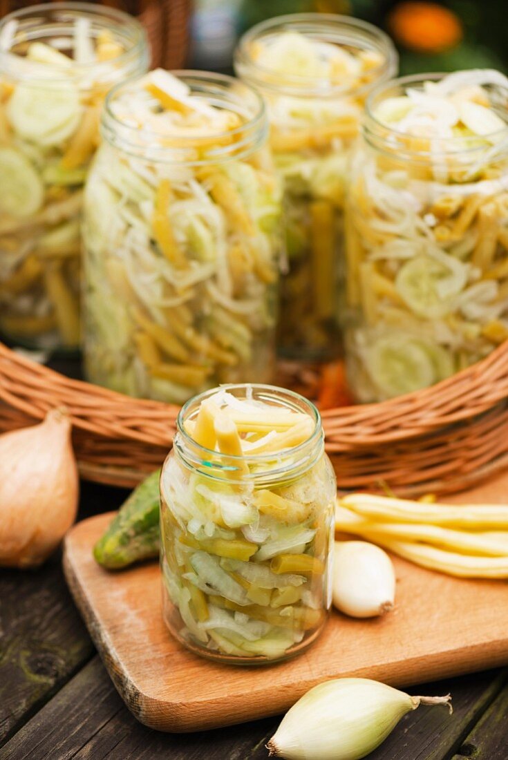 Eingelegter Bohnen-Gurken-Salat mit Zwiebeln