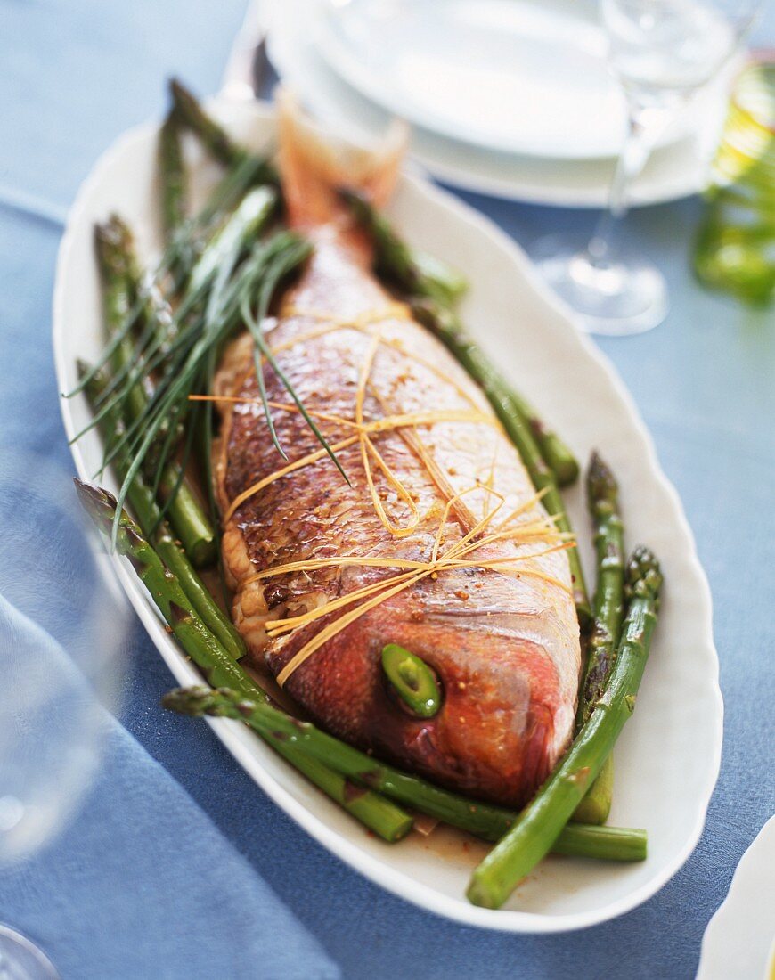 Baked gilt-head bream with green asparagus and chives