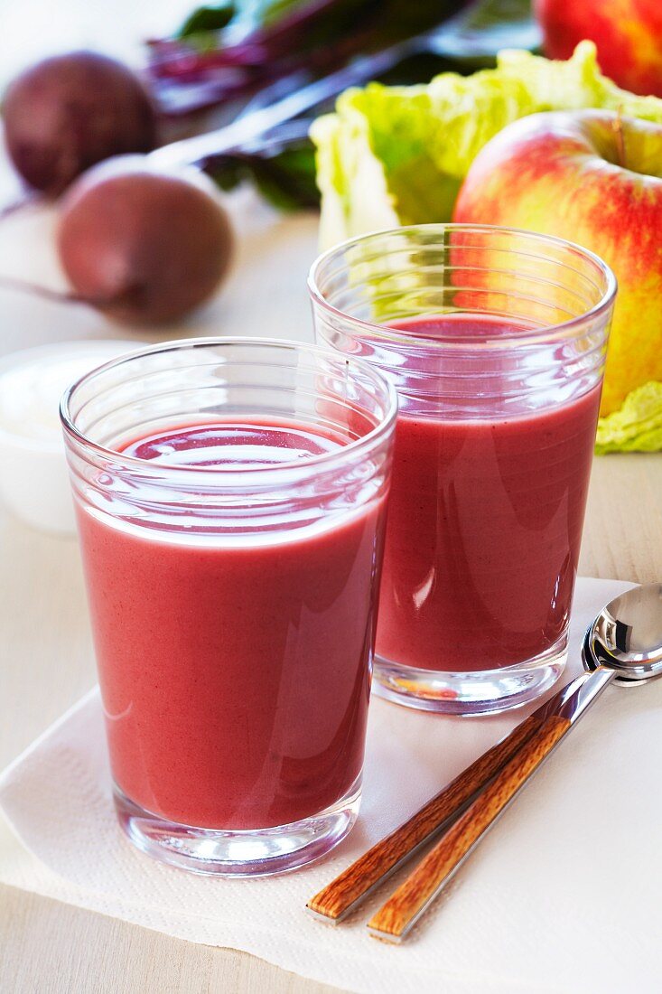 A smoothie of beetroot, savoy cabbage and apple