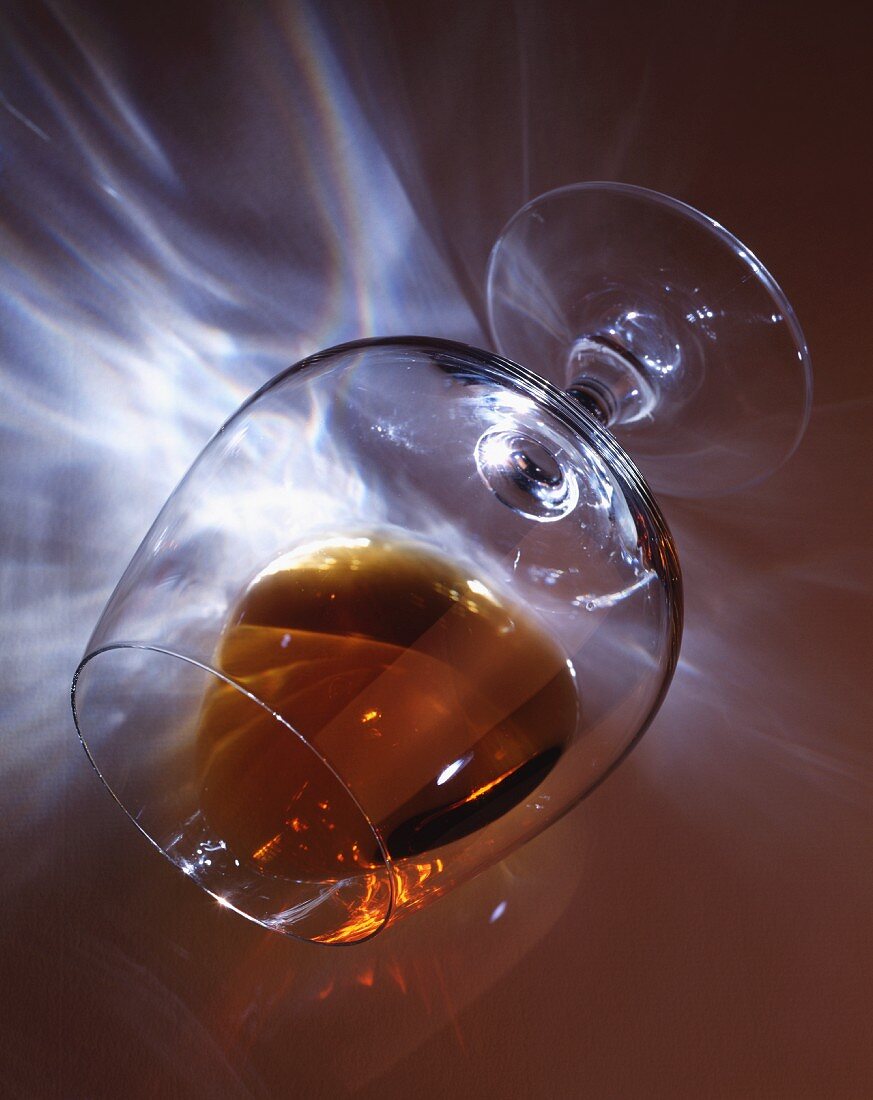 Cognac im umgekippten Glas