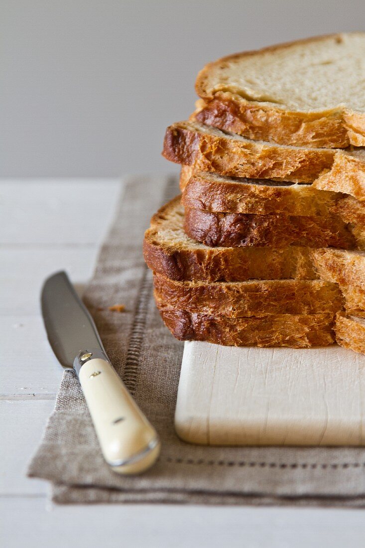 Gestapelte Brotscheiben und Messer