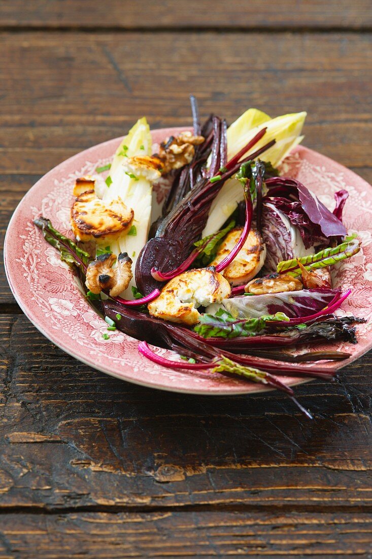 Rote-Bete-Salat mit Radicchio, Chicorée und Walnüssen