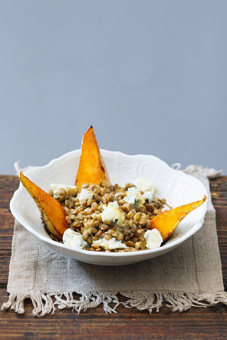 Lentil salad with fried pears and Gorgonzola