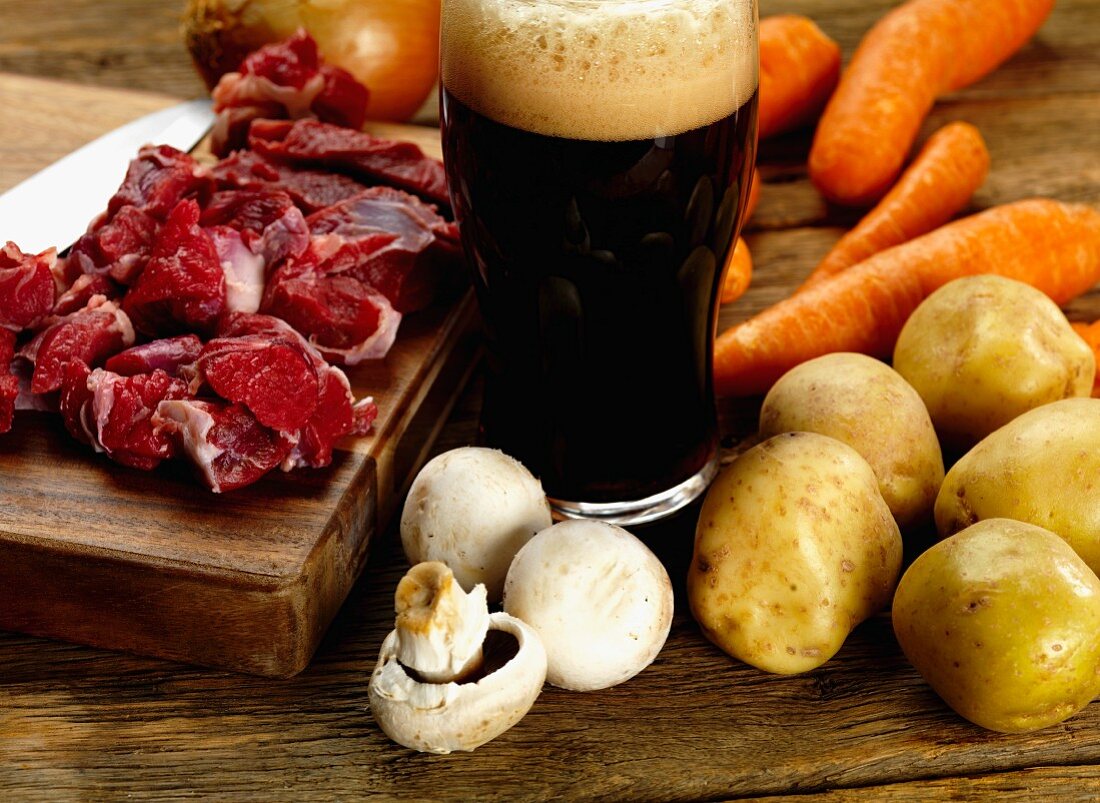 Zutaten für Irish Stew: Lamm, Stout, Champignons, Kartoffeln, Möhren und Zwiebeln