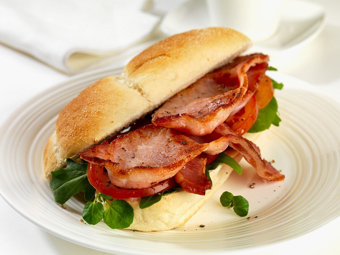 Brötchen mit Bacon, Tomaten, Rucola und Brunnenkresse