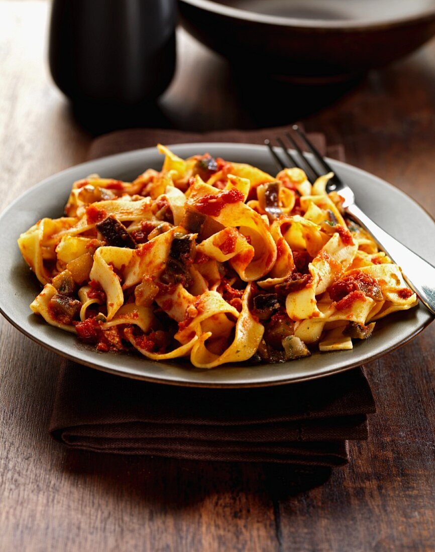 Fettuccine with aubergines and tomatoes