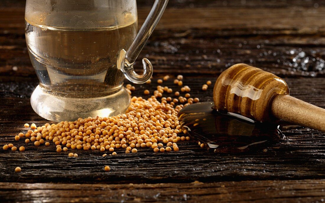 Zutaten für Honigsenf: Honig, Apfelessig und Senfkörner
