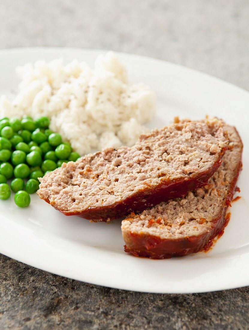 Hackbraten mit Erbsen und Kartoffelpüree