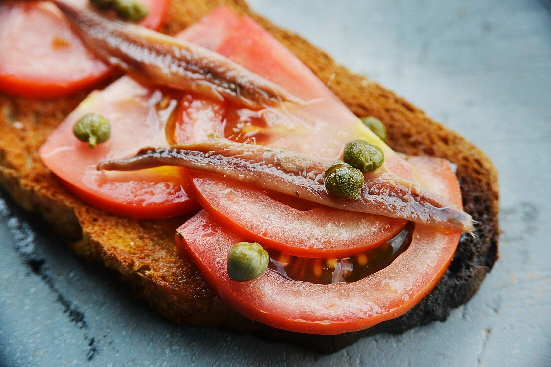 Crostini mit Tomaten, Anchovis und Kapern