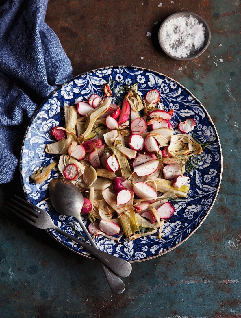 Salat mit gebratenem Fenchel und Radieschen