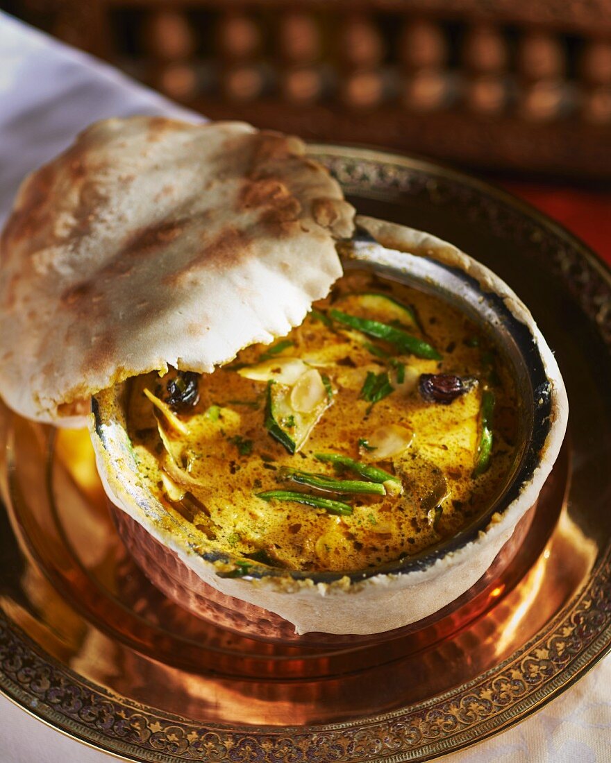 Lamb curry with a pastry lid (India)