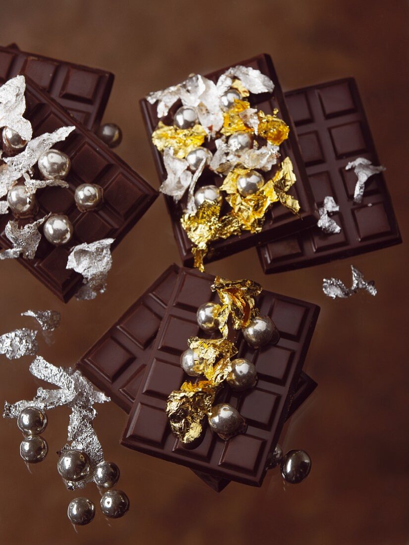 Schokoladentafeln mit Blattgold und Silberschmuck