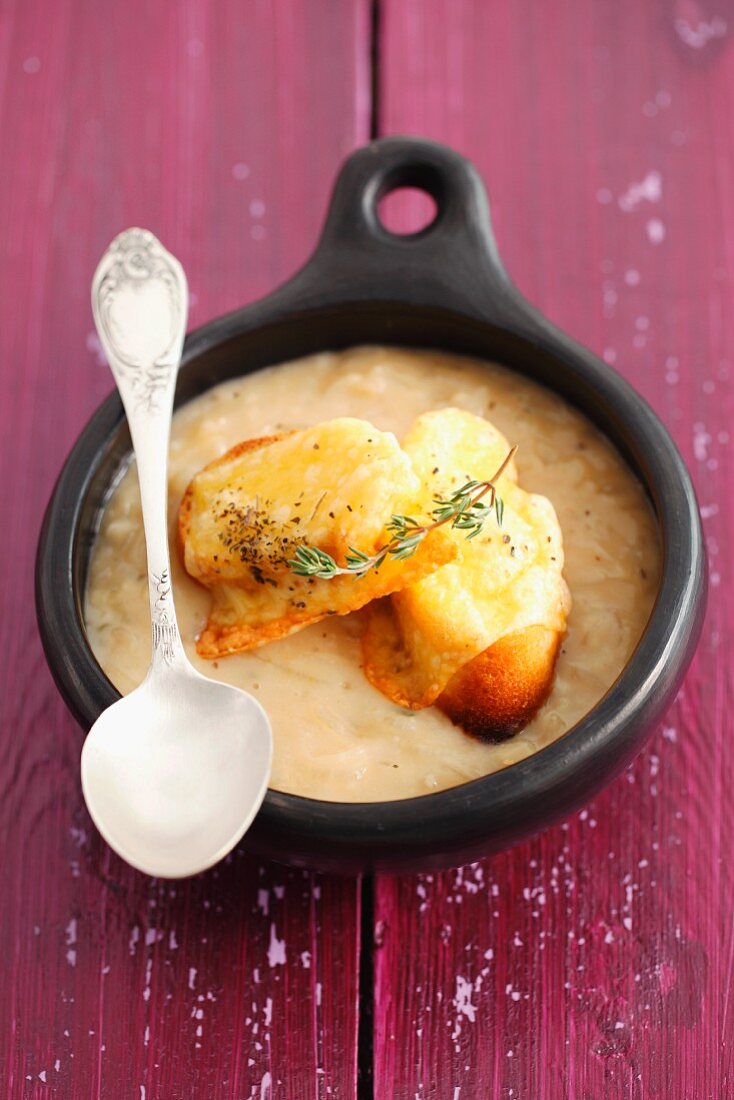 Zwiebelsuppe mit Weißbrot und Käse