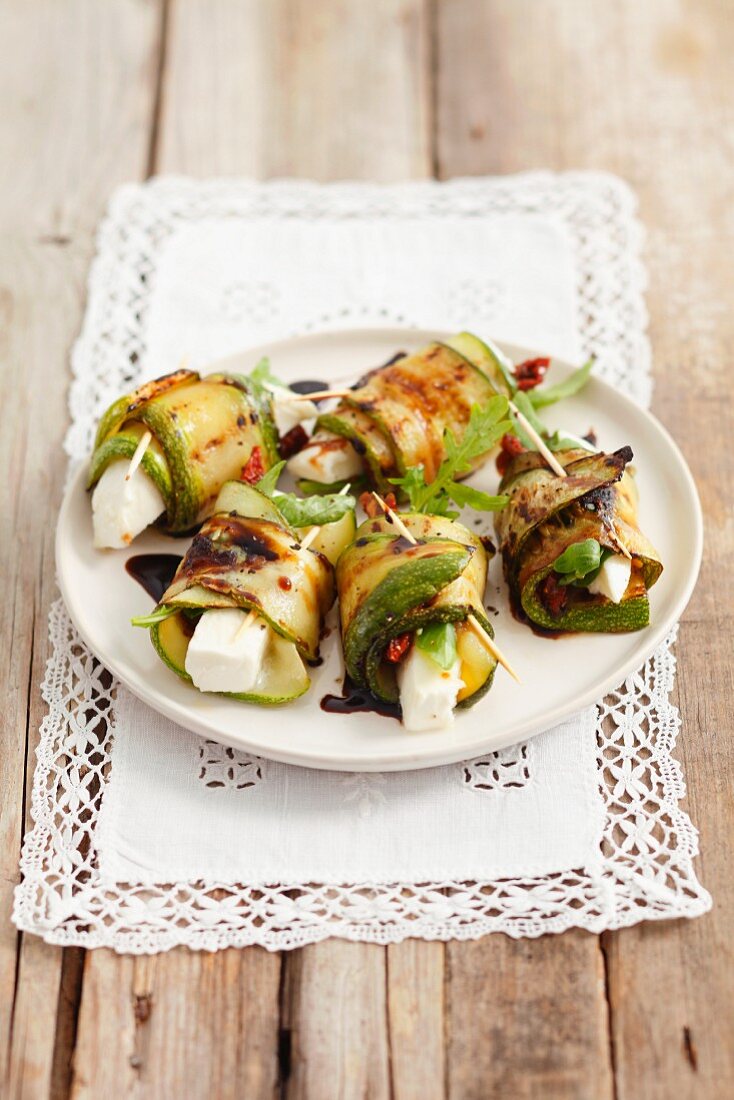 Gegrillte Zucchiniröllchen mit Feta, getrockneten Tomaten und Rucola