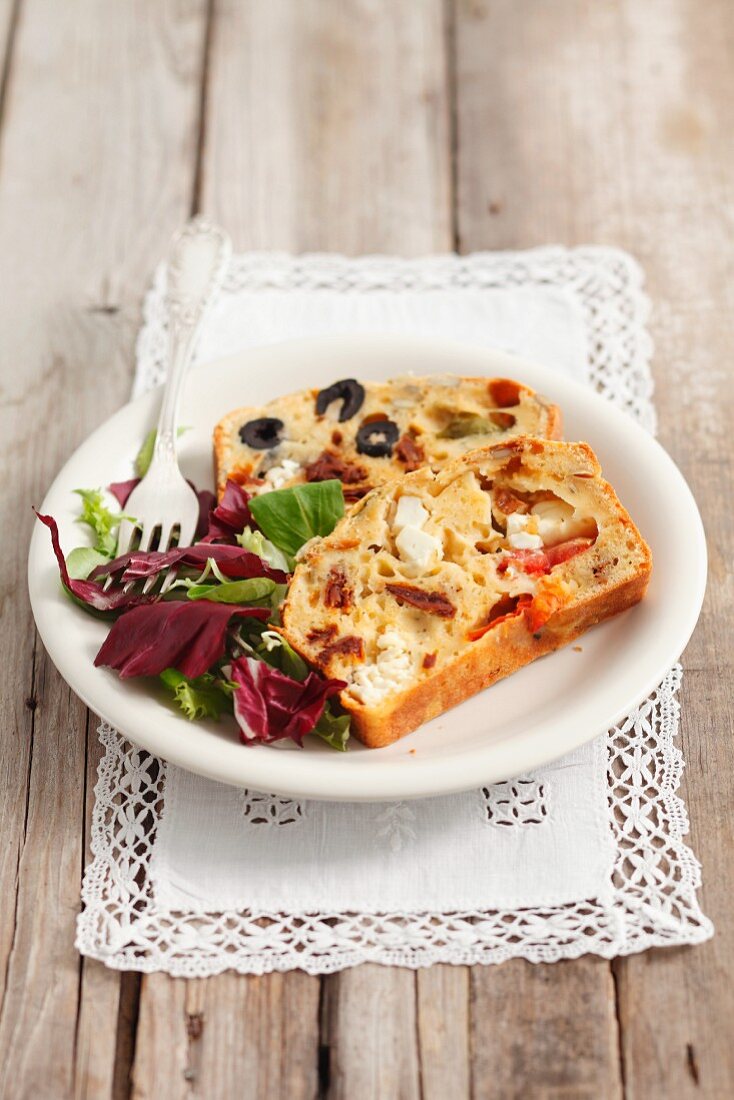 Olivenbrot mit Feta, Kürbiskernen und getrockneten Tomaten