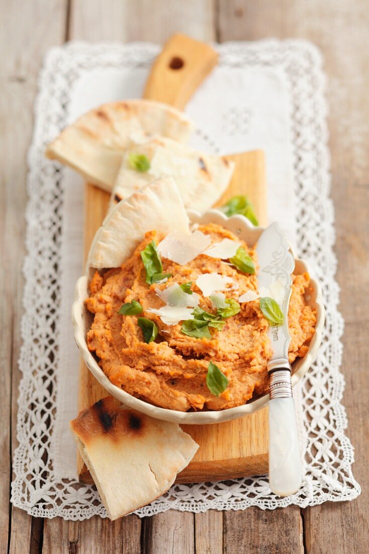 Houmous with sundried tomatoes and flatbread