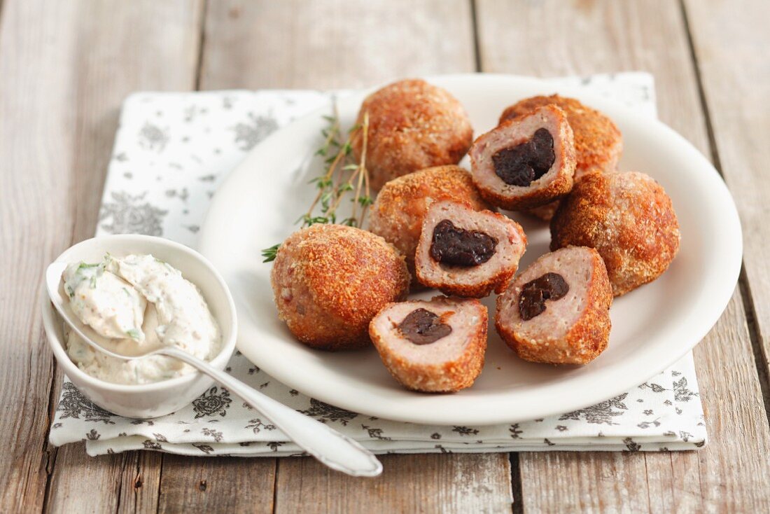 Putenhackbällchen, gefüllt mit Trockenpflaumen