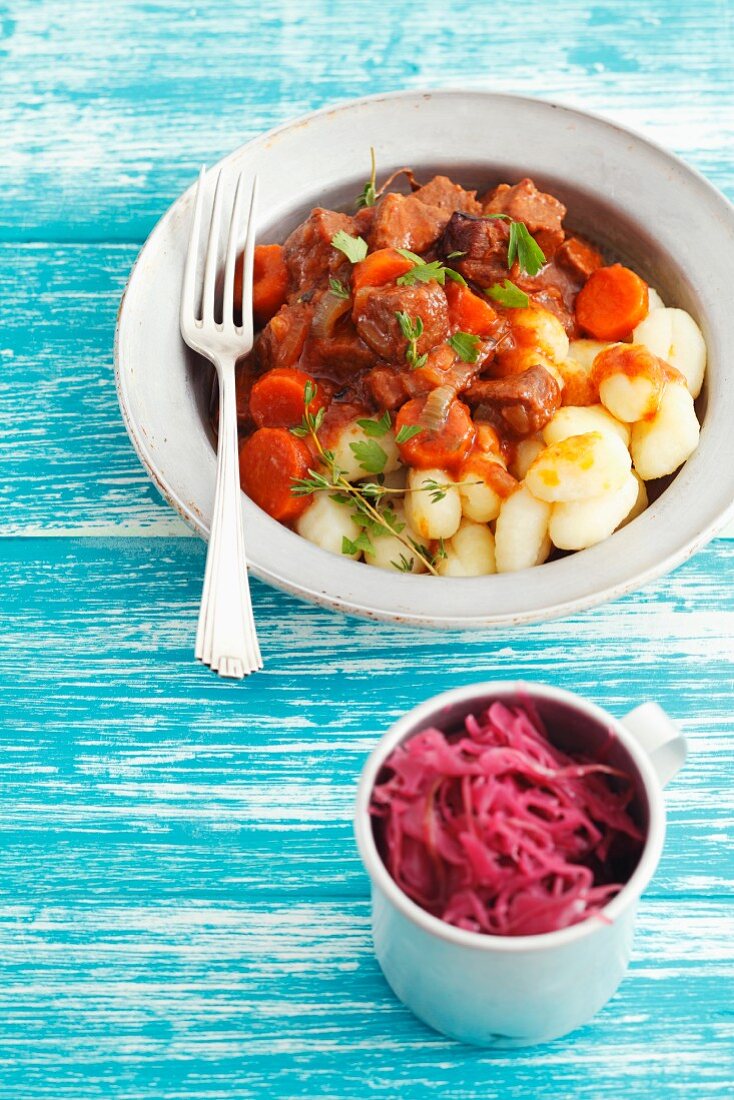 Bierfleisch mit Gnocchi und Rotkohl