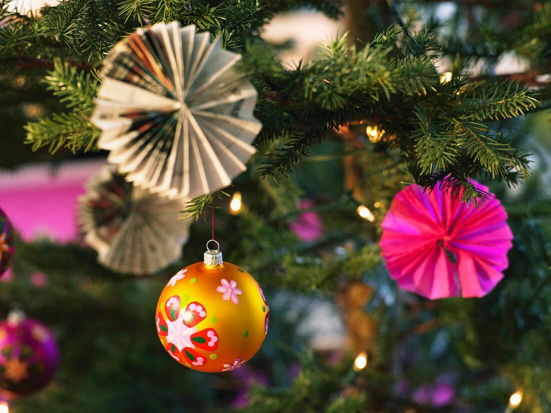 Weihnachtsschmuck aus Papier am Weihnachtsbaum hängend