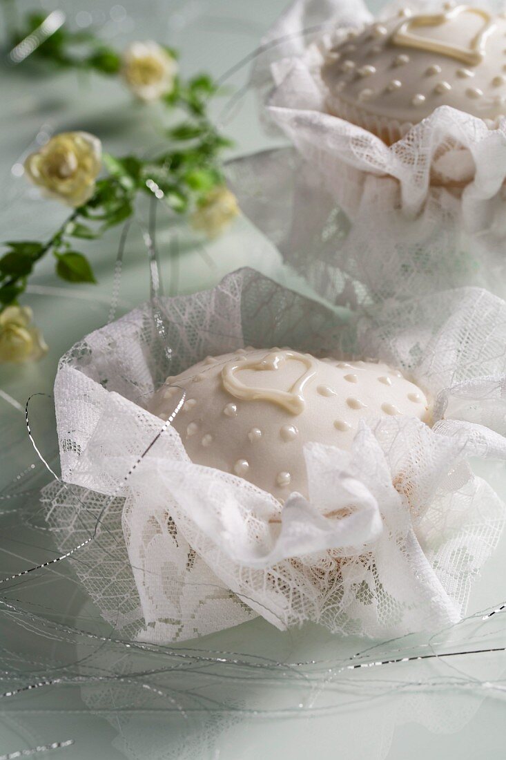 Weiß verzierte Cupcakes für eine Taufe
