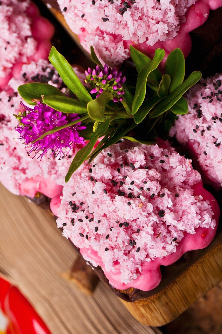 Kokos-Kuchen mit Äpfel und Himbeeren