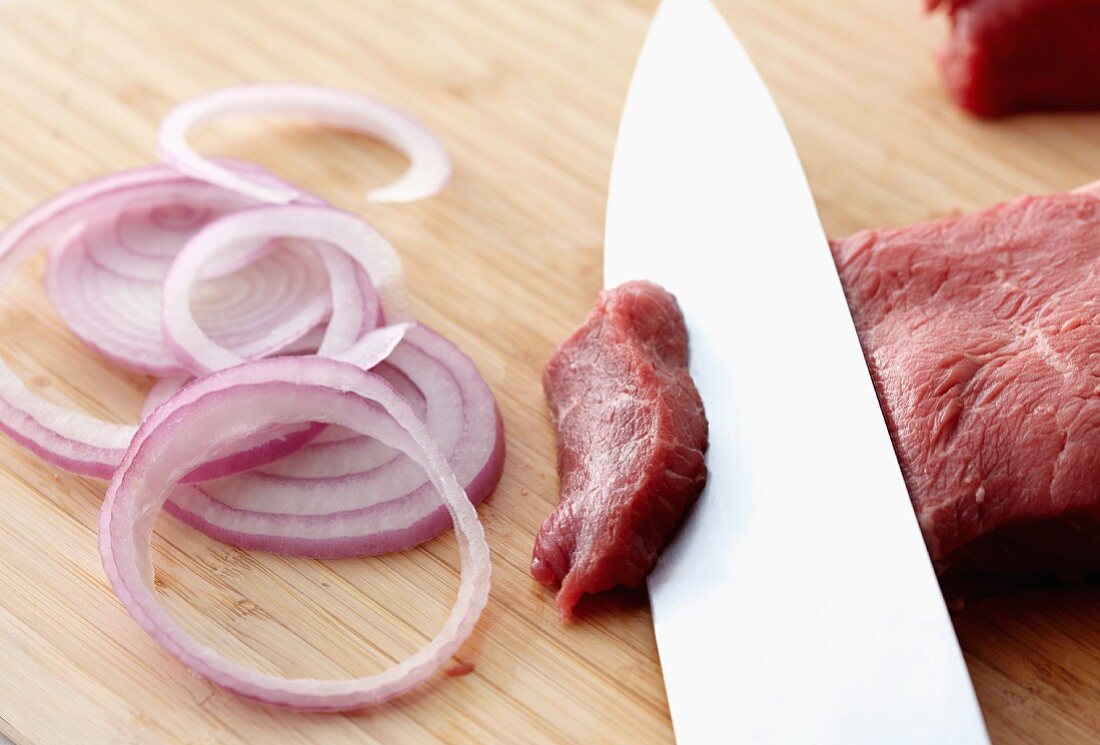 Geschnittenes Rindfleisch und rote Zwiebeln