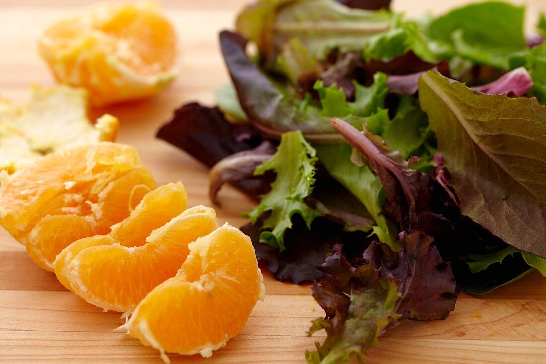 Orangen und gemischte Salatblätter