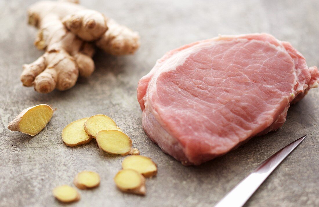 Rohes Schweinesteak mit Ingwer