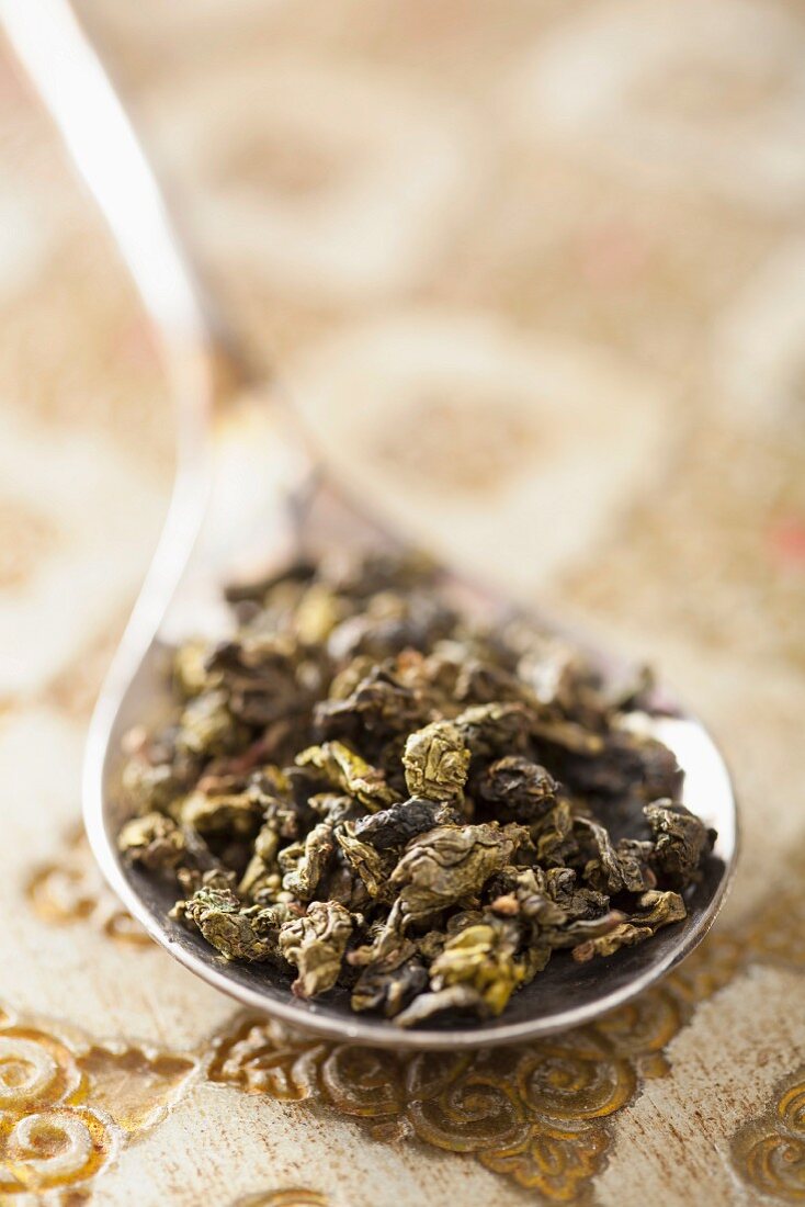 Ungekochter grüner Oolong-Tee auf Löffel