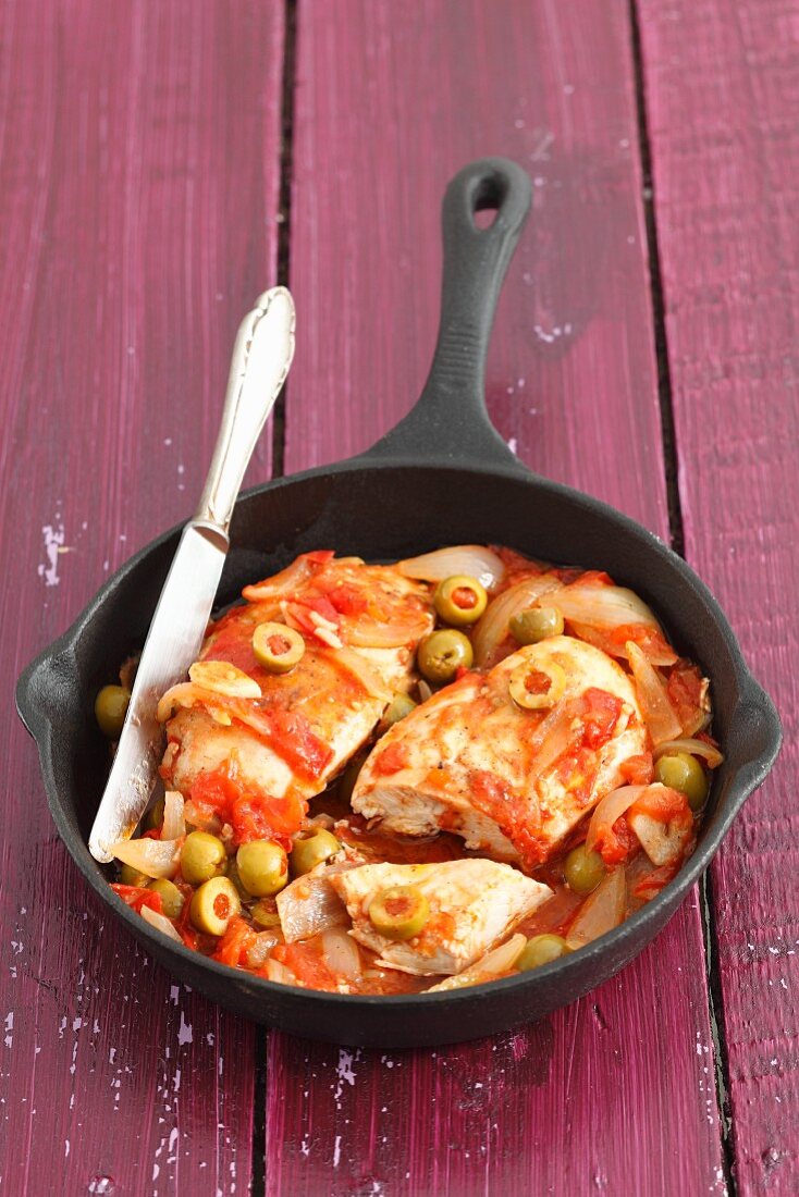 Chicken breast with tomatoes, olives and onions