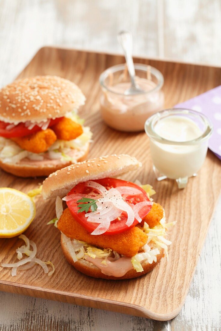 Fischburger mit Tomaten und Zwiebeln