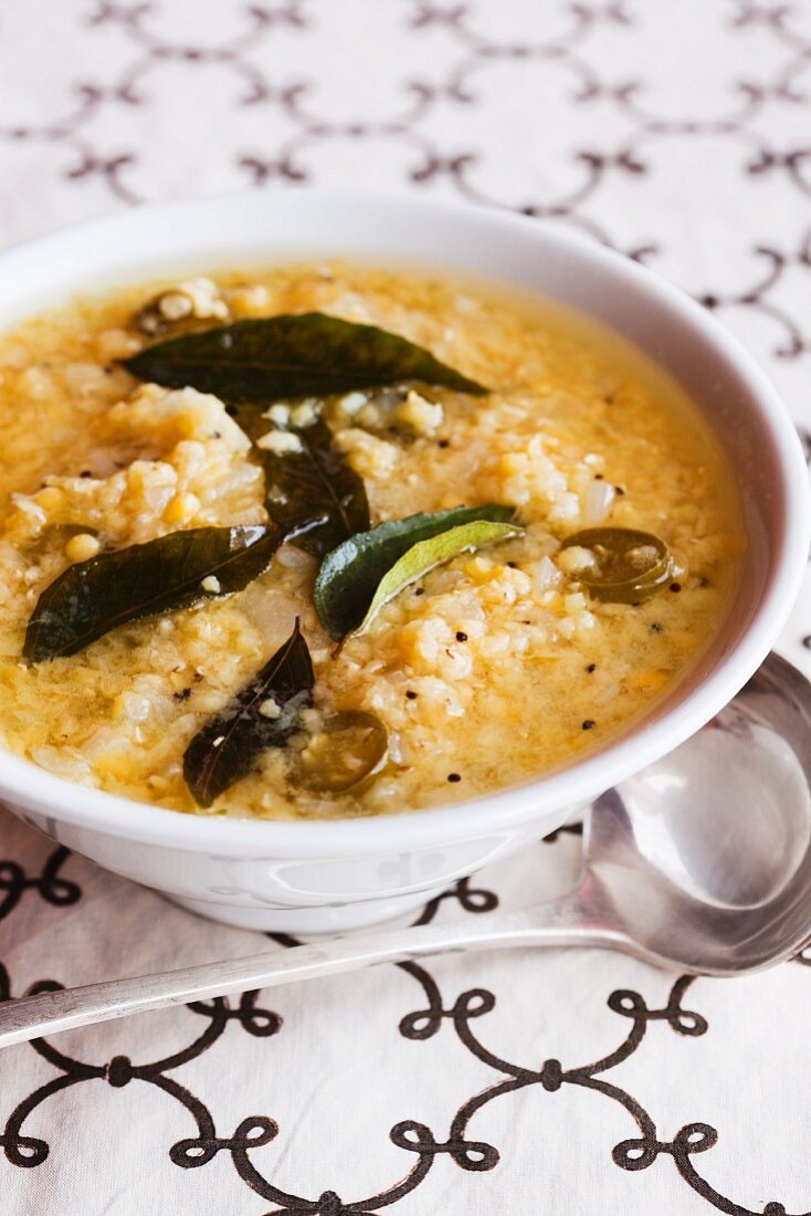 Würzige Currysuppe mit Mais und Kaffirlimettenblättern