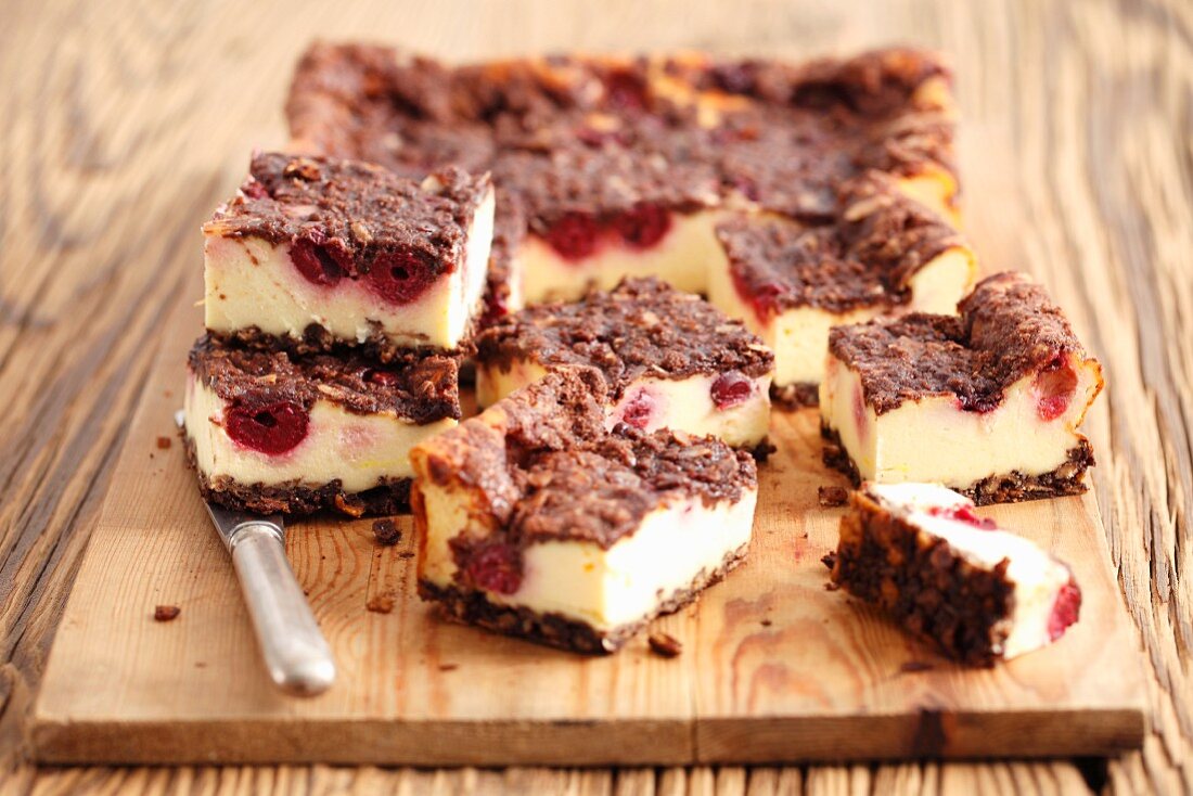 Käsekuchen mit Schokolade und Sauerkirschen