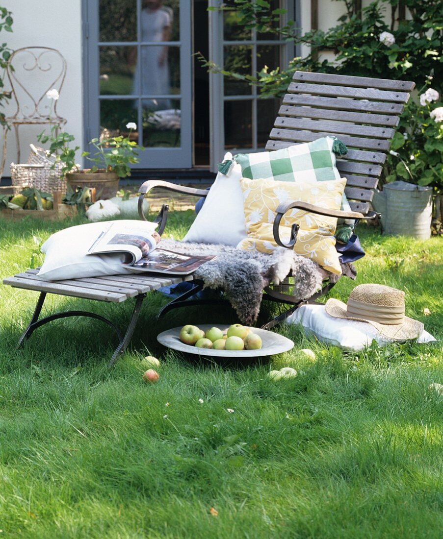 Sonnenliege mit Kissen im Garten