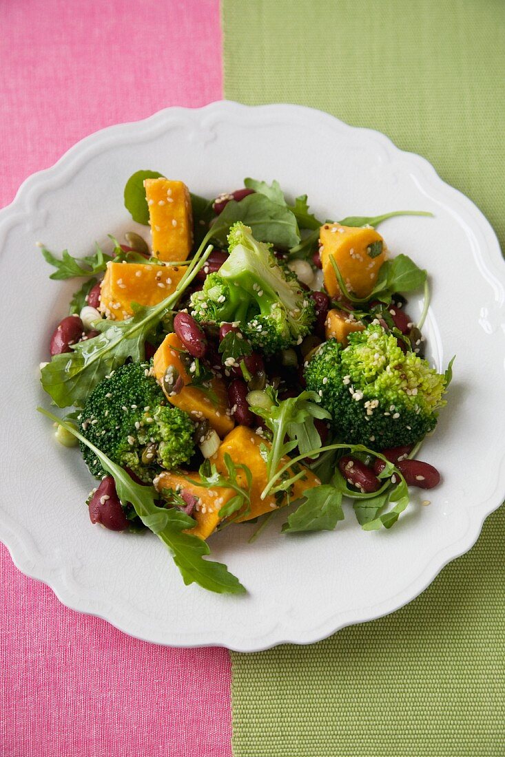 Brokkolisalat mit Kürbis, Kidneybohnen und Rucola