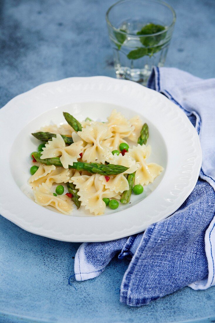 Farfalle mit grünem Spargel, Erbsen und Chili